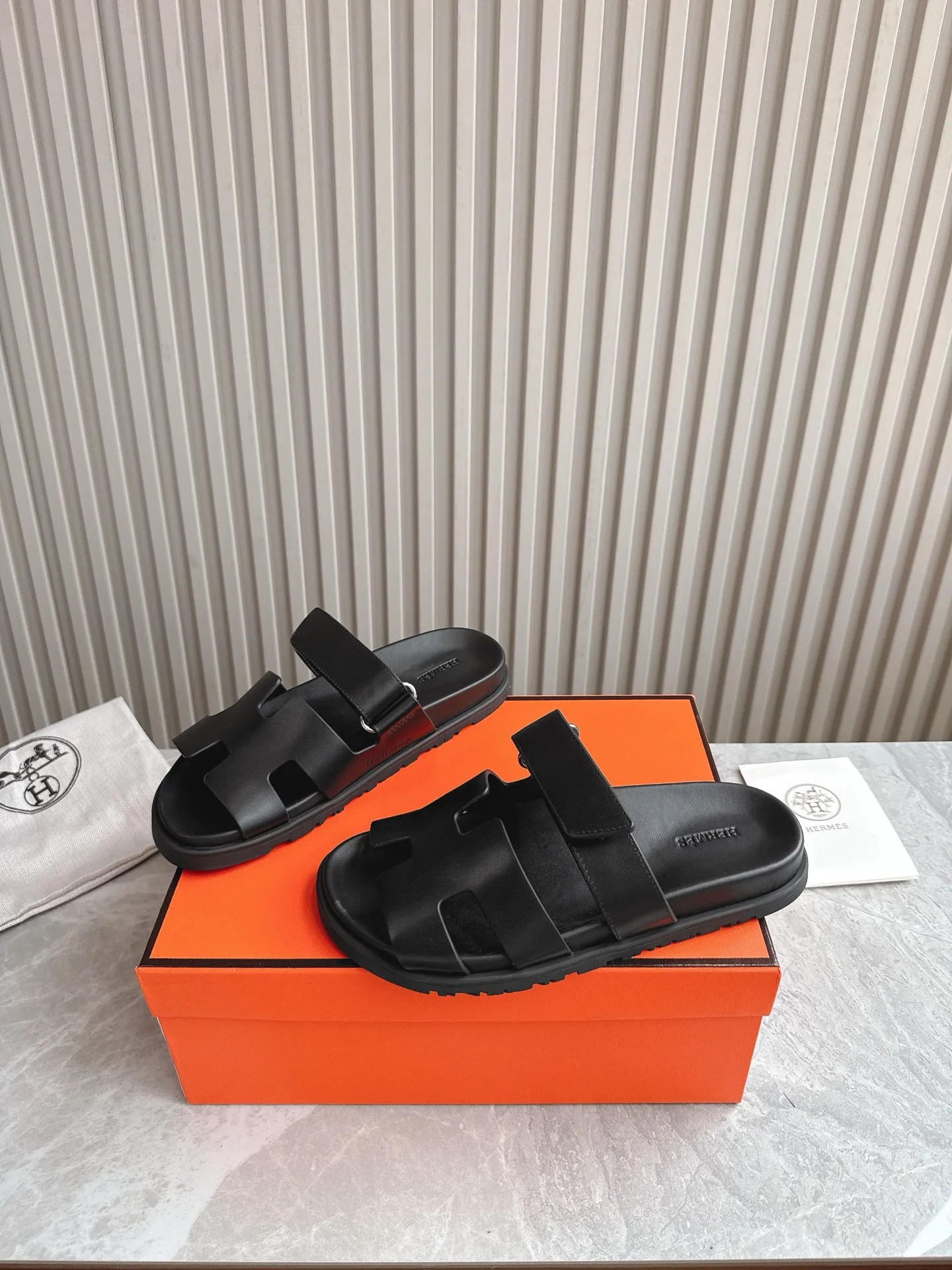 p480🐮🐮Couple model (top version) H family 2024 spring and summer new style HERMES Hermes' recently popular couple model pig nose angle sandals and slippers, paired with various colorful socks, popular. Upper: imported original deerskin (the genuine leather edging is not ordinary super migration). Lining: imported genuine leather. Outsole: Tpu non-slip and wear-resistant outsole. Size: Female 35-42 (40/42 non-returnable and non-exchangeable) Male size: 39-45 (45 non-refundable and non-exchangeable)
